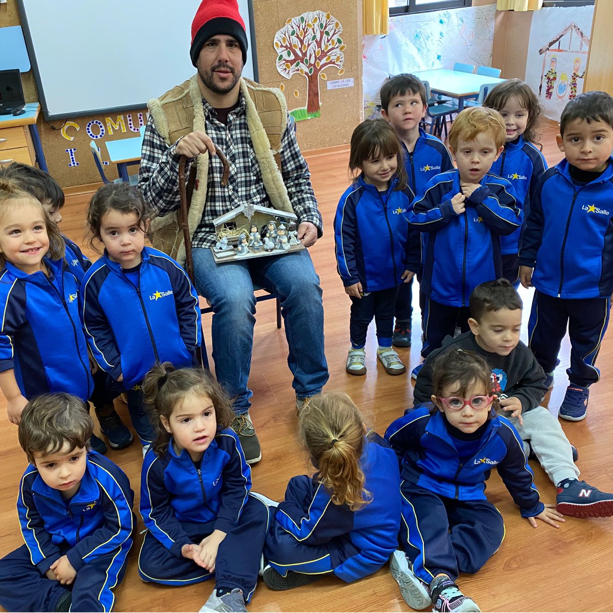 LaSalleLaSeu's tweet photo. A infantil fem el tancament del projecte de Nadal amb la visita del pastor Aitor! #NCA #LaSallelaSeu #Juntesijuntsmillor https://t.co/0bYTmHbYf6