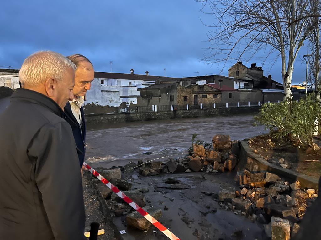 🏘️El delegado del Gobierno en Extremadura, <a href="/FcoMendozaS/">Francisco Mendoza Sanchez</a>, ha visitado los municipios de Santa Amalia y la Roca de la Sierra tras las inundaciones ocasionadas por la borrasca Efraín

Mendoza ha mostrado a los vecinos su apoyo y su compromiso para reparar los daños ocasionados