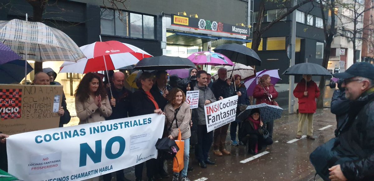jlnietobueno's tweet photo. Las cocinas fantasma siguen operando y generando problemas a los vecinos en muchos barrios.

Hemos salido a la calle con los vecinos del Paseo de los Melancólicos e Imperial a exigir a Almeida soluciones.
#StopCocinasFantasma https://t.co/dS5Hb5mhzn