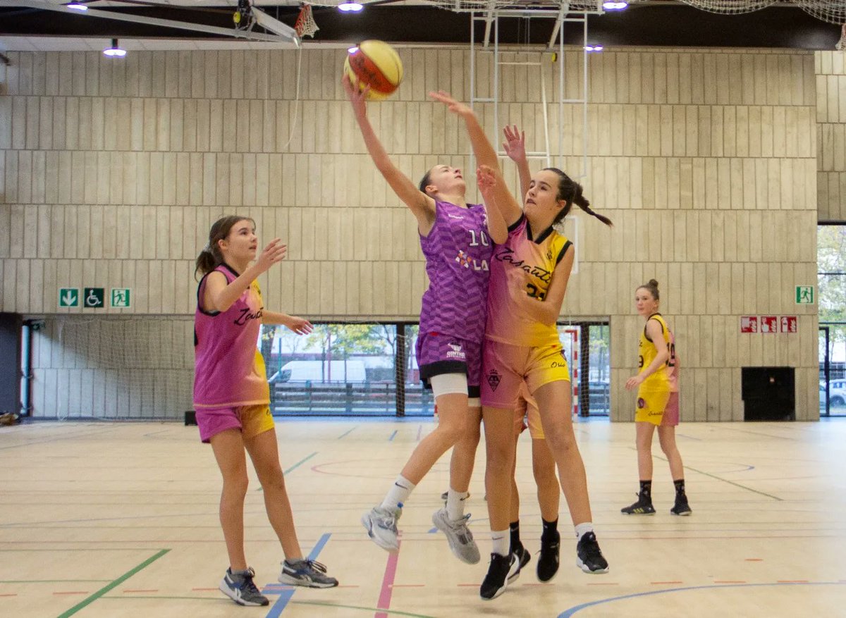 Ointxe's tweet photo. Errendimentuko infantilak 🏀⛹️♀️
Zarautzen gure neskak #LanDaLan 👊👊
@ZAST_Zarautz 68 ▶️ 31 @lanascoop Ointxe!
#ointxeNeskak
#saskibaloia #pasioa #HarrobiaGureEtorkizuna 😈
📸📸 Ederrak @mlizarralde 👏👏 https://t.co/QZUllYXxGo