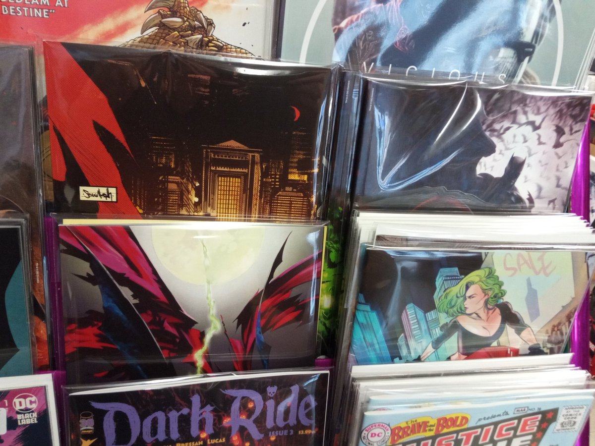 burdinscomics's tweet photo. Batman/Spawn is in lots of covers to choose from including Glow in the Dark and Acetate covers! #spawn #Batman #BatmanSpawn #SpawnBatmanCrossover #spawnbatman #dccomics #imagecomics #HamOnt #Hamilton #burdins #the725 #comics #comicbooks #comicbookcovers https://t.co/3z6r03j75y