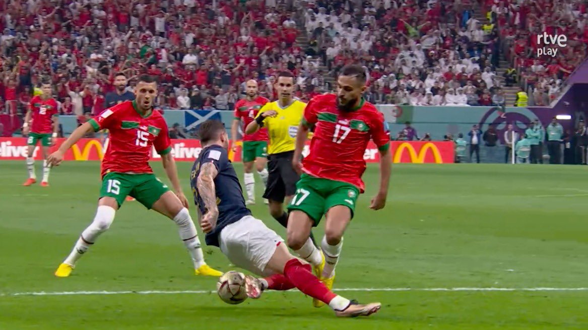 Jairocastillo88's tweet photo. El árbitro mexicano César Ramos sancionó falta conta #FRA y le sacó amarilla al futbolista de #MAR , era un Penalti  enorme a favor de los ‘leones del Atlas’. #RoboMundial #Qatar2022 #FIFAWorldCup https://t.co/uuYGZvBSAQ