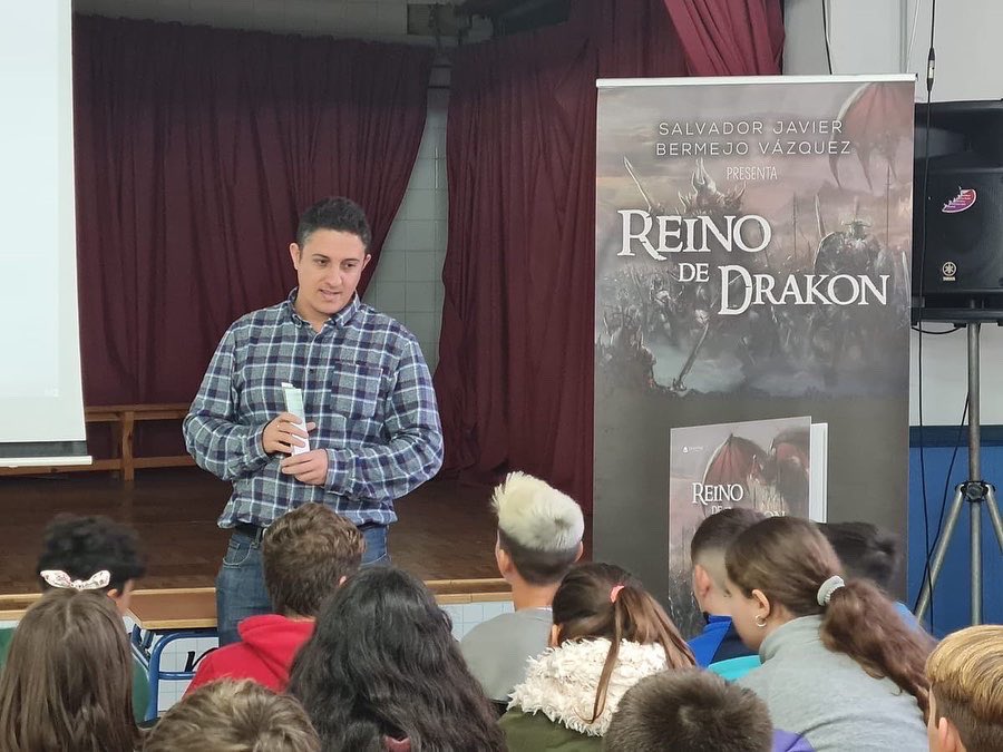 ReinodeDrakon's tweet photo. Con lluvia y viento por el temporal que estamos pasando, no nos ha parado y hoy hemos estado en la ciudad de Alhaurin el Grande . Disfrutando de las aventuras del Reino de Drakon. Muchas preguntas sobre elfos, enanos , Hadas pero sobre todo de Drakon. https://t.co/Csznr2RIe7