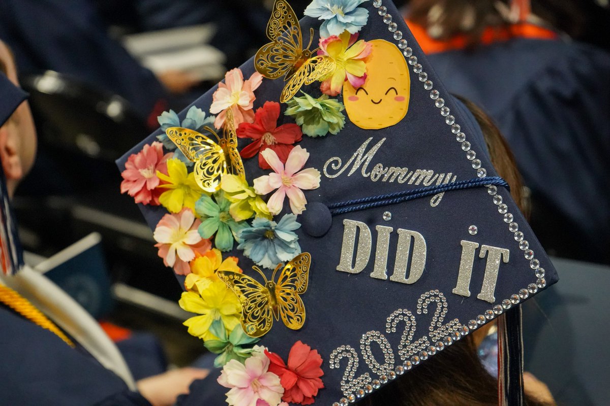 UTSACOLFA's tweet image. We love to see all the creative designs on the caps of our graduates! Here's a few from yesterday's ceremony.🎓

#UTSACOLFA #UTSA #UTSAGRAD22