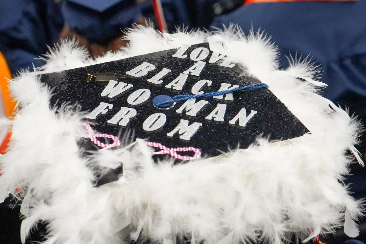 UTSACOLFA's tweet image. We love to see all the creative designs on the caps of our graduates! Here's a few from yesterday's ceremony.🎓

#UTSACOLFA #UTSA #UTSAGRAD22
