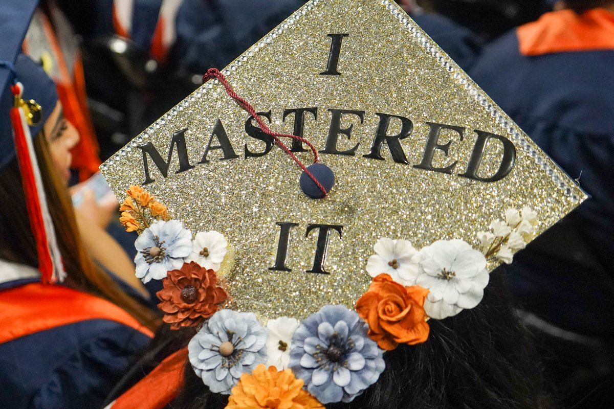 UTSACOLFA's tweet image. We love to see all the creative designs on the caps of our graduates! Here's a few from yesterday's ceremony.🎓

#UTSACOLFA #UTSA #UTSAGRAD22