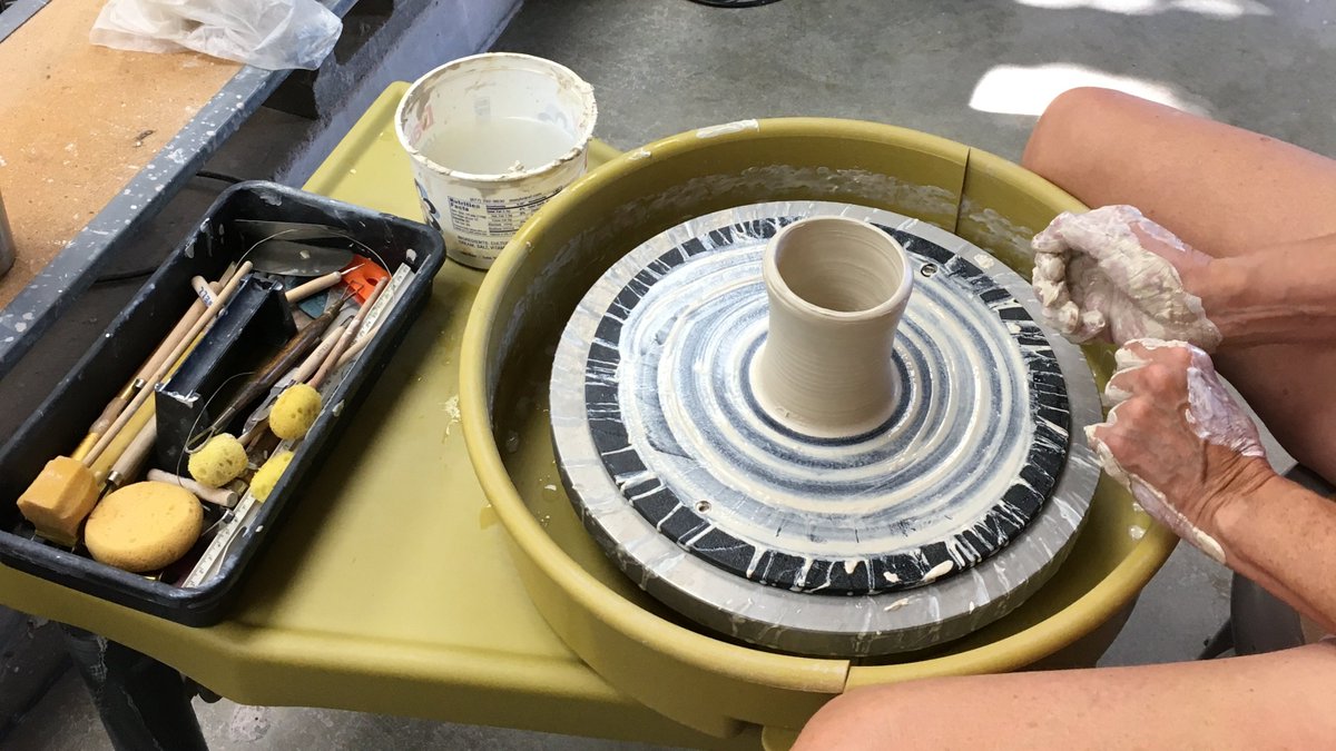 New Wheel Throwing Class for beginners ages 16+ starting in January - only 4 spots left! Sign up on our website:
middletownartscenter.com/product-page/w…