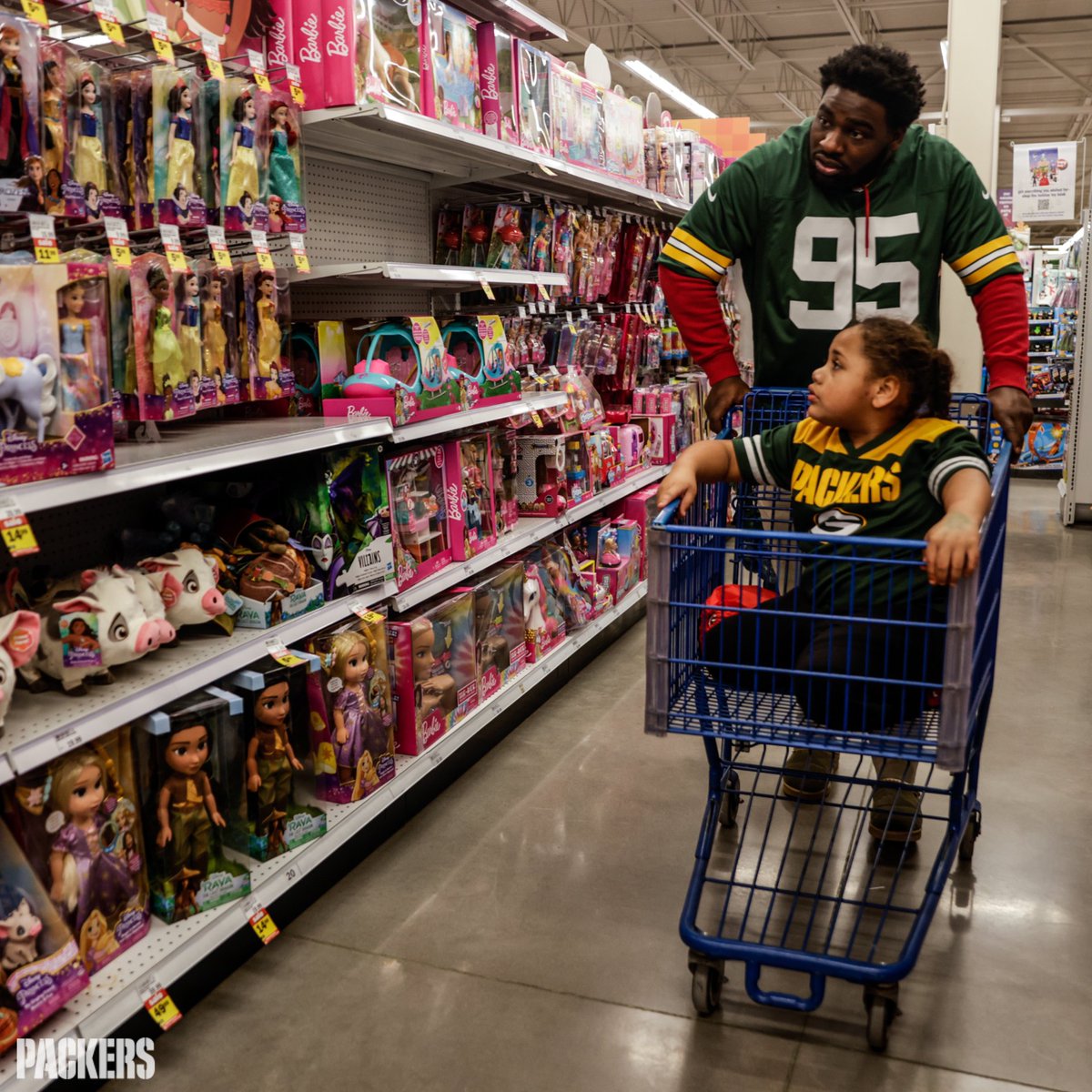 packers's tweet photo. #Packers players celebrated the holiday season by taking children from the Pals Program shopping at @meijer 🛒🎅

📸: https://t.co/uaWvuld15y

#PackersGiveBack | #GoPackGo https://t.co/imWTiWYVZH