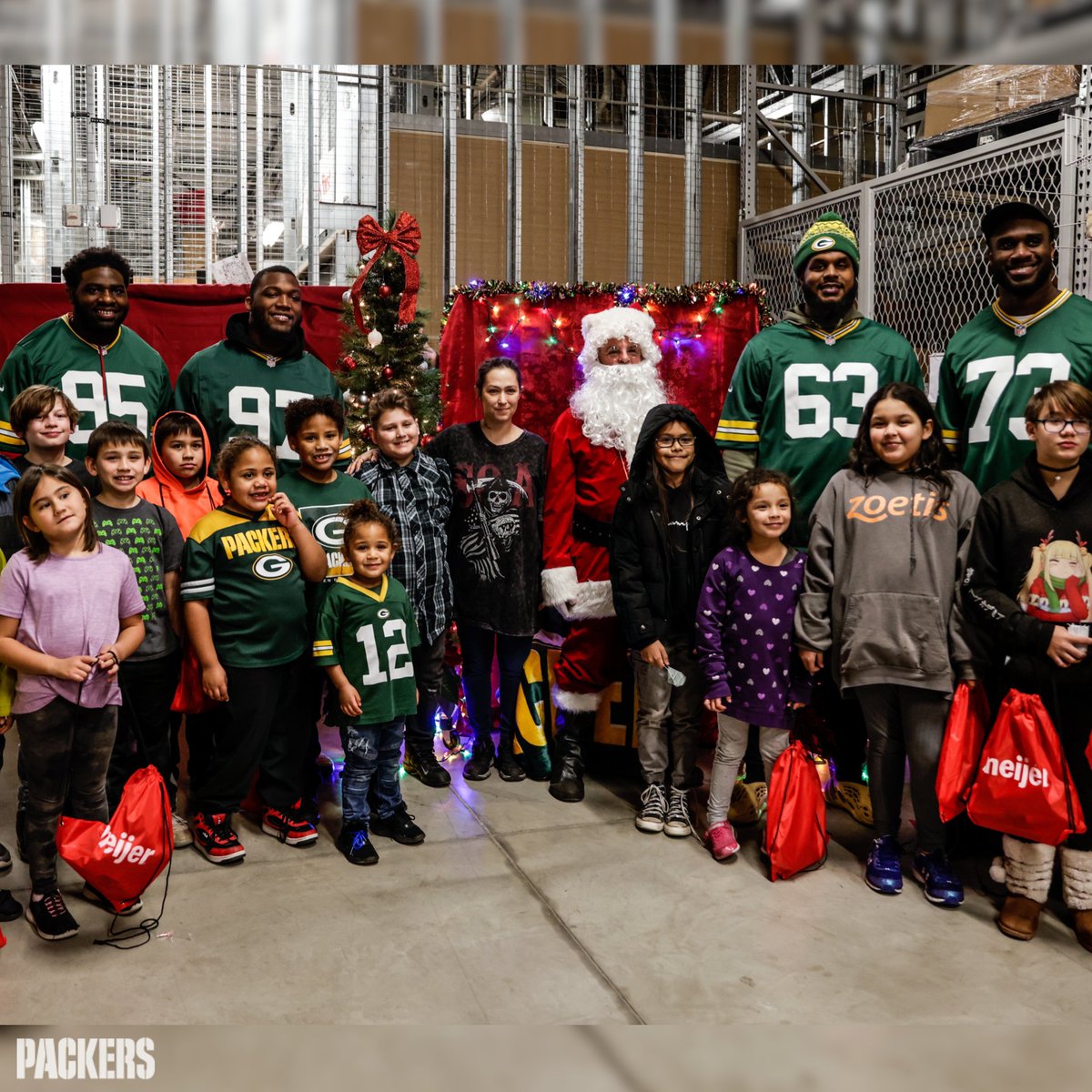 packers's tweet photo. #Packers players celebrated the holiday season by taking children from the Pals Program shopping at @meijer 🛒🎅

📸: https://t.co/uaWvuld15y

#PackersGiveBack | #GoPackGo https://t.co/imWTiWYVZH