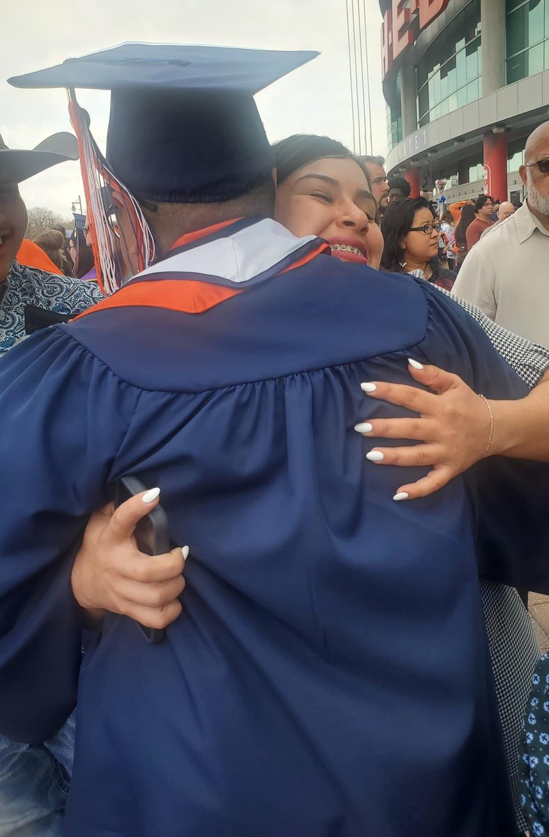 juliansbarragan's tweet image. Super grateful for those who were by my side  these past three years… and especially my grandparents who always wanted the best for me, this one was for them 💙🧡#UTSAGrad22