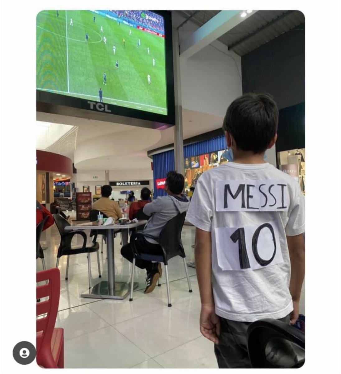 Esta foto se viralizó en Argentina: es de un niño mirando un partido de Messi en #Qatar2022, en el <a href="/MALLDELRIO/">MALL DEL RIO</a> en Cuenca.

En 🇦🇷 están buscando al niño para regalarle la camiseta del 10 y hacerle una nota.

¿Será que podemos encontrarlo? 👉🏻 RT
