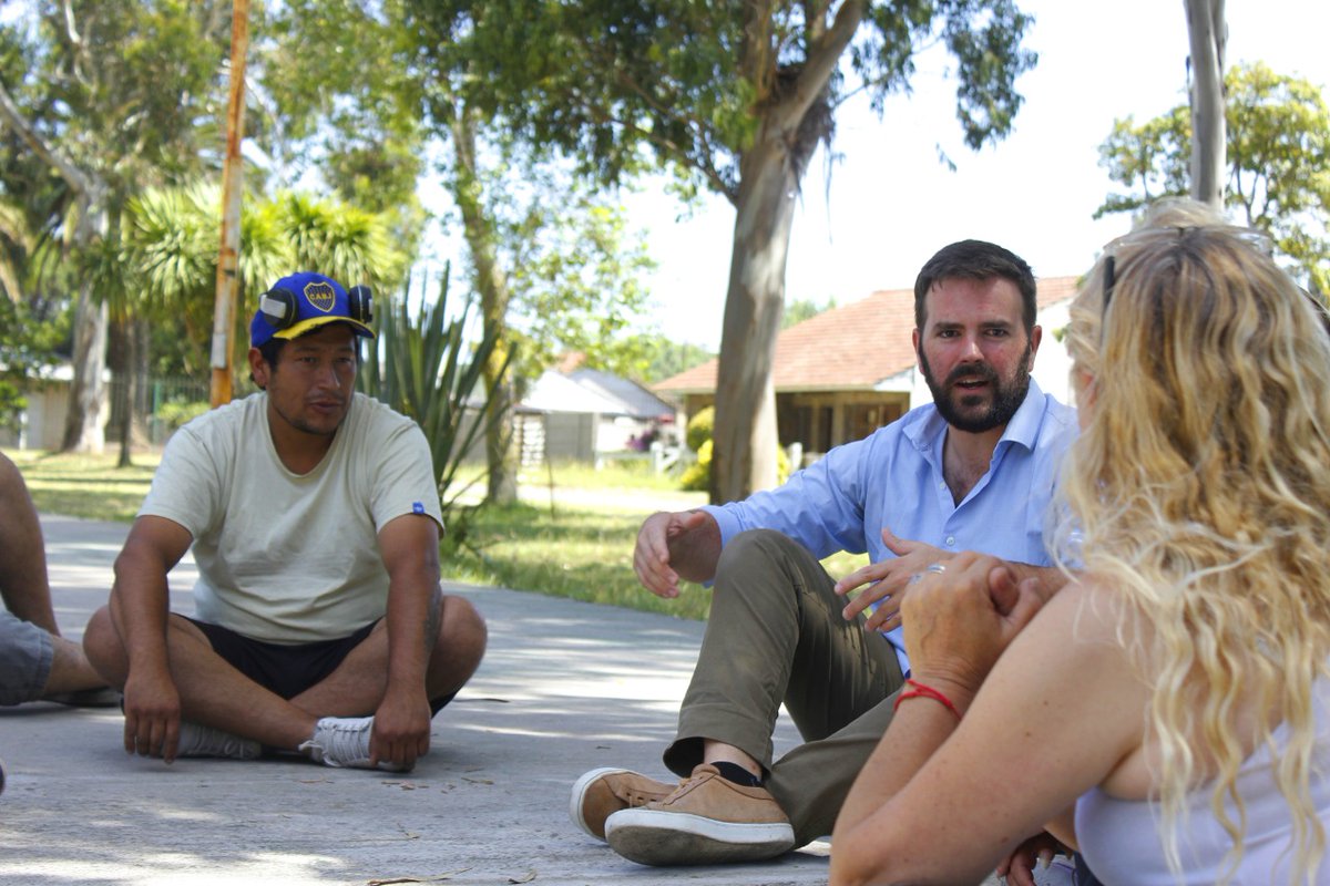 🌳 Esta mañana en la plaza del Barrio La Serena conversamos con los/as integrantes de la cuadrilla solidaria de Libres del Sur que desde hace unos años se ocupa del mantenimiento de ese espacio público tan querido por sus vecinos.