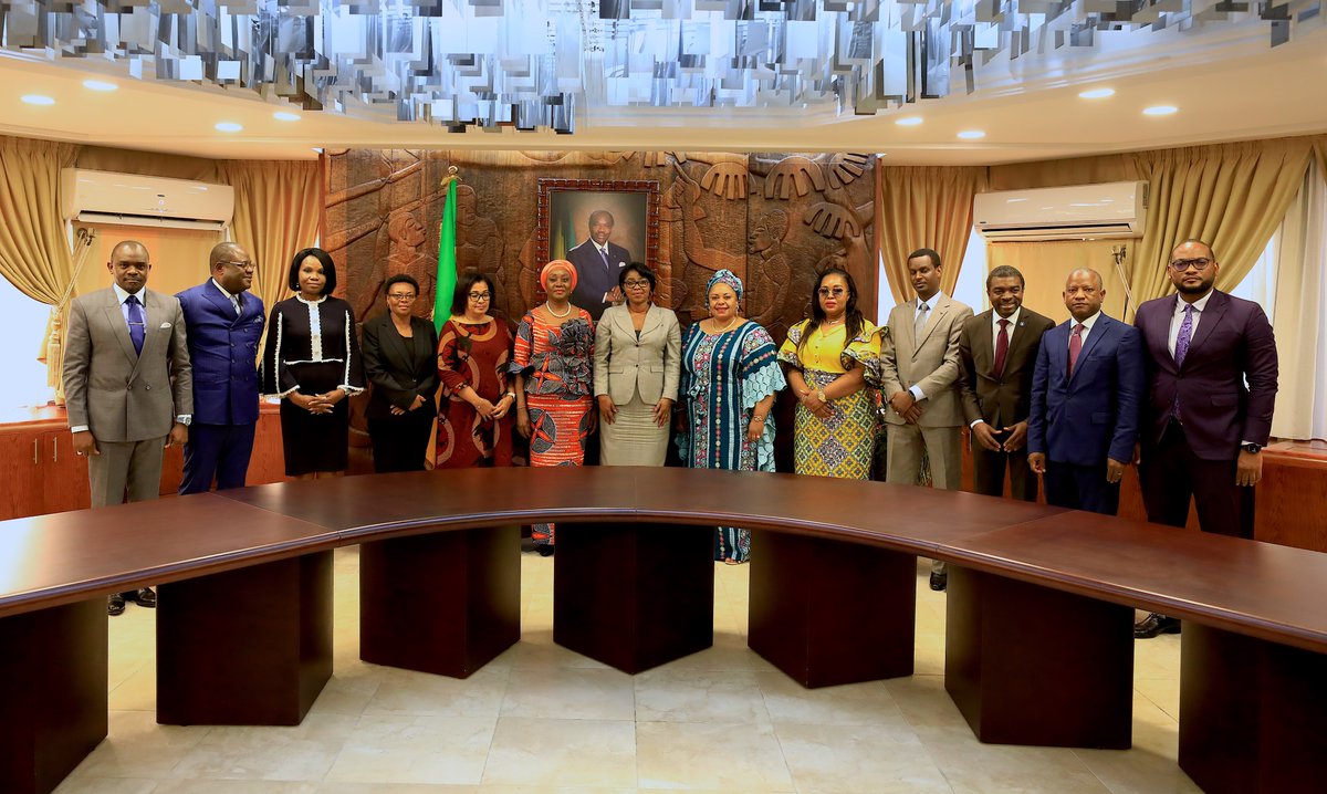 OssoukaRaponda's tweet image. Pour marquer le 50e anniversaire de la Convention sur le Patrimoine mondial, le #Gabon propose de mettre en avant la lutte c/ le trafic de biens culturels.
L&apos;enjeu est important.
J&apos;en ai parlé avec @FurahaMe, qui conduisait la délégation des ministres de la Culture de la CEEAC.