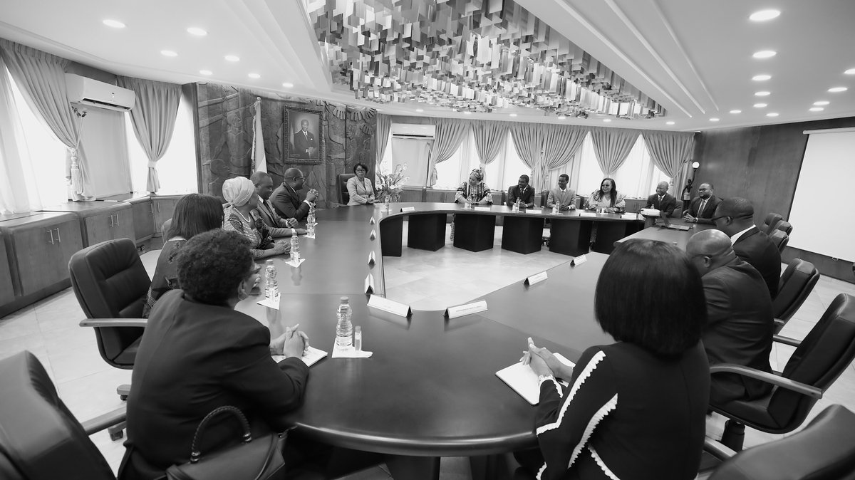 OssoukaRaponda's tweet image. Pour marquer le 50e anniversaire de la Convention sur le Patrimoine mondial, le #Gabon propose de mettre en avant la lutte c/ le trafic de biens culturels.
L&apos;enjeu est important.
J&apos;en ai parlé avec @FurahaMe, qui conduisait la délégation des ministres de la Culture de la CEEAC.