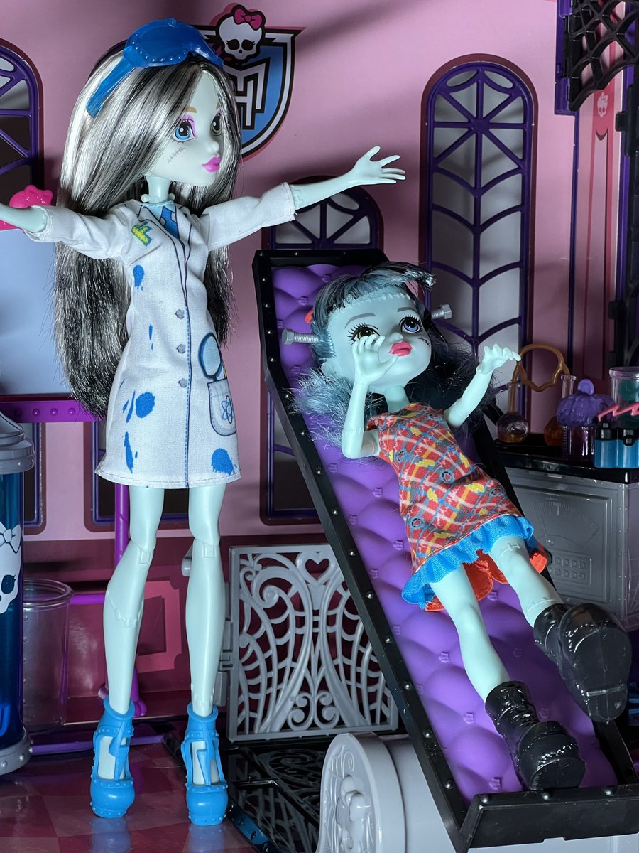 anelimonster's tweet photo. “She is alive! She is aliv-ia! Alivia, I like that.” ~ Frankie Stein⚡️ @MonsterHigh 
•
•
•
#monsterhigh #MonsterHigh #monsterhighalumni #monsterhighcollection #monsterhighdolls #monsterhighfan #monsterhighlover #frankiestein #monsterhighdoll #dollphotography #sisters #alive https://t.co/7e7DIpjQBo