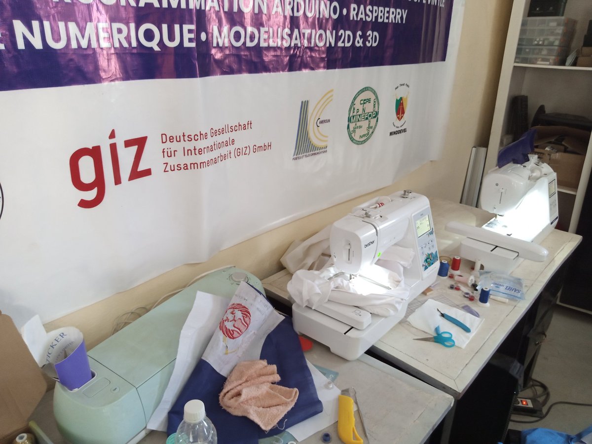 DigaMathieu's tweet photo. Les brodeuses numériques 🪡🧵 du #makerspace de @communegaroua2 pleinement mobilisées pour appuyer la double cérémonie de remise des attestations 🎓 de fin de formation en bureautique 🖥️💿 dans l'arrondissement de Mayo-Oulo... https://t.co/lT5xchj4VS https://t.co/rWxZkHF1bl