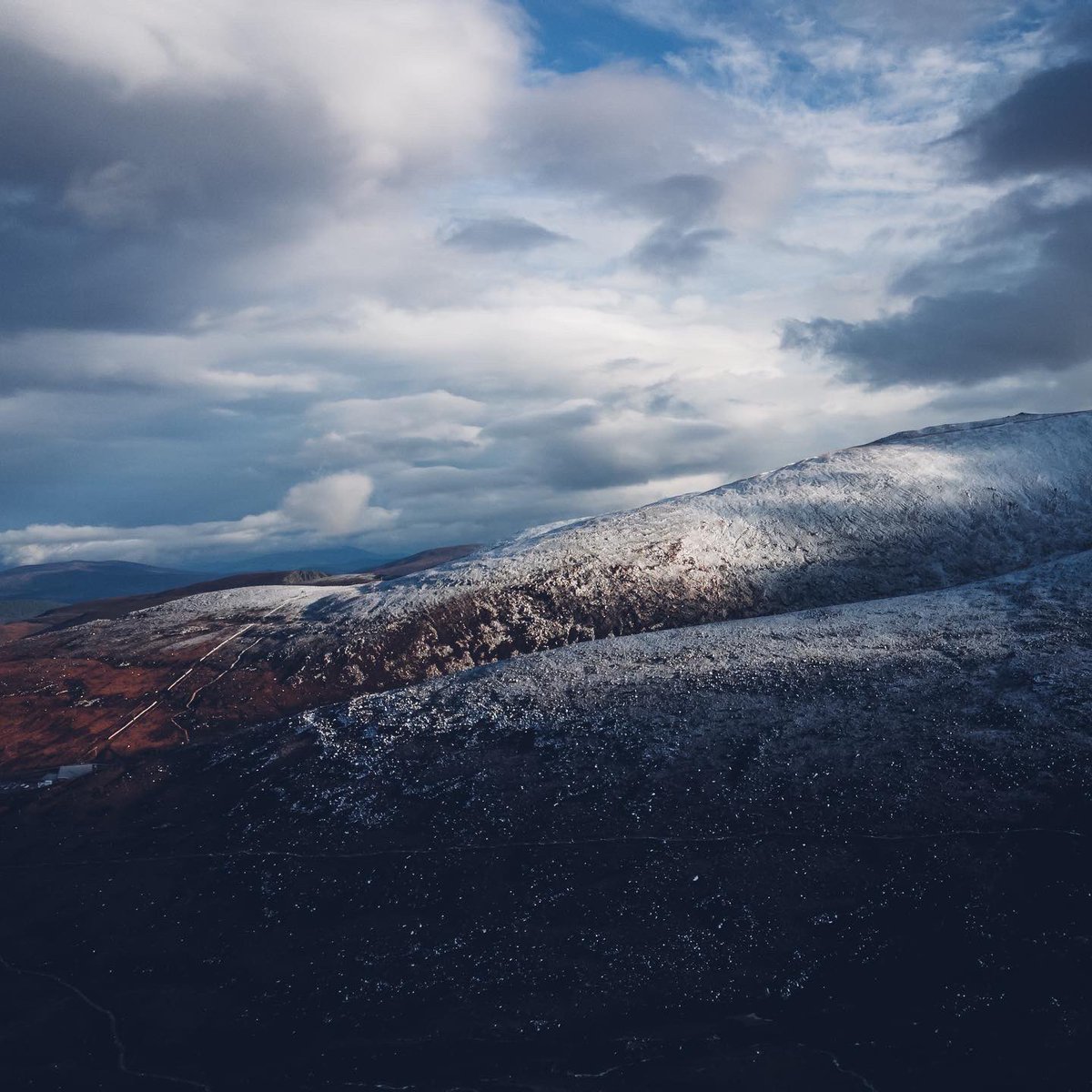 katestevenson_1's tweet photo. Back up to the Cairngorms this weekend! Can’t wait to jump about in some proper snow! ☃️❄️🤍 
#cairngorms #snow #winter #scotland  #dronephotography https://t.co/9Lb2GCmuTn