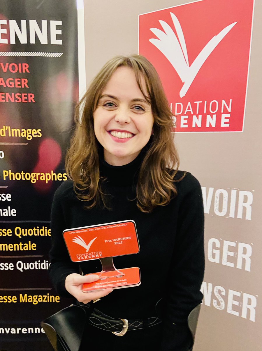 Un immense bravo à <a href="/margxqueffelec/">Margaux Queffélec</a> qui reçoit le prix « jeune journaliste radio » de la <a href="/fondatvarenne/">Fondation Varenne</a> pour son reportage diffusé dans le podcast <a href="/lequartdheureRF/">Le Quart d'Heure</a> de <a href="/franceinfo/">franceinfo</a> 👏💪📻🤩