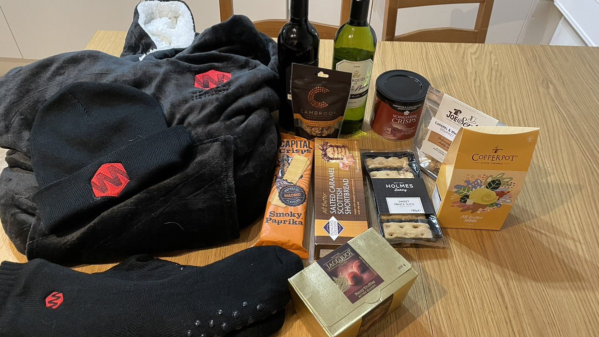 graeme_NoCode's tweet image. Kept warm and well fed this Christmas. Thanks @_NoCode for lovely Christmas hamper
