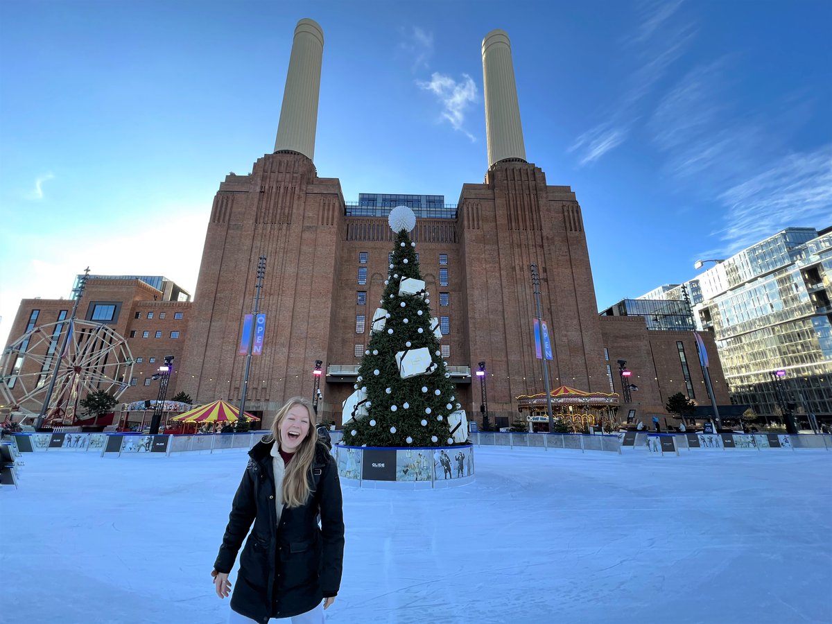 VisitBritainBR's tweet photo. Nessa época do ano com a chegada da neve se abre um mundo de possibilidades quando se trata de opções de entretenimento! 
E patinar no gelo é uma delas! Quem aí sabe patinar?! ❄️🎿⛷️

📌:Londres, Inglaterra

📸:VisitBritain/LauraLeonard https://t.co/QS1nSuwzpG