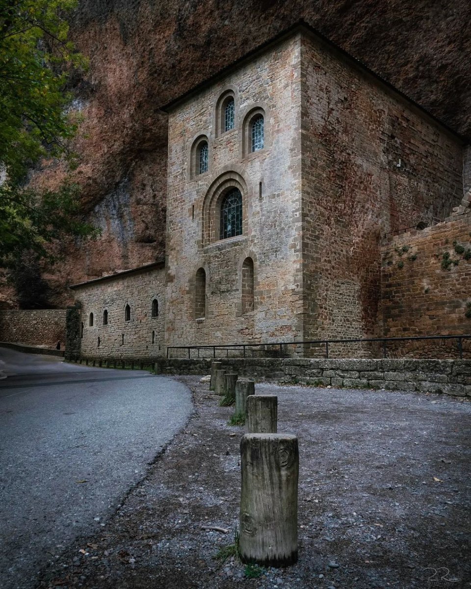 Huesca_LaMagia's tweet photo. Uno de los mayores tesoros de nuestra provincia, incrustado en la propia roca el Monasterio de San Juan de la Peña 📍 es una de las visitas obligadas para conocer algunas de las más antiguas leyendas oscenses📜💭. 

Fotón de https://t.co/1DAkQUe48t https://t.co/mtMHCicSWA