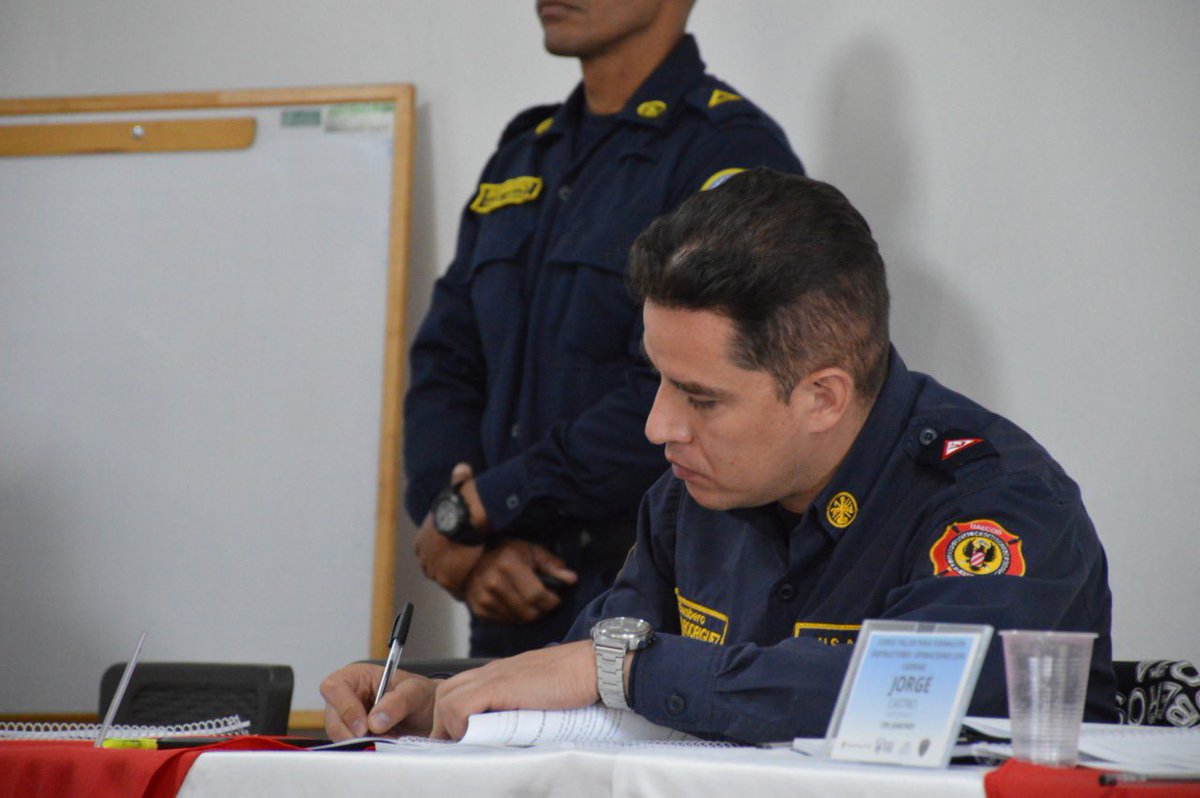 DNBomberosCol's tweet photo. Por #GestiónDNBC inicia con 18 participantes de 16 cuerpos de bomberos del país, el curso TALLER para la formación de instructores en OPERACIONES con CUERDAS, que les permitirá a #BomberosColombia tener una mejor respuesta operativa que requiera esta técnica de rescate 👨🏽‍🚒 https://t.co/dA6MeV81q1