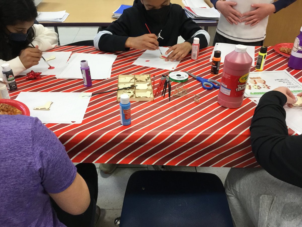 BRESStudentTwe1's tweet photo. Mrs. Dawson’s class having fun at their winter party. https://t.co/cz8RyPZL5I