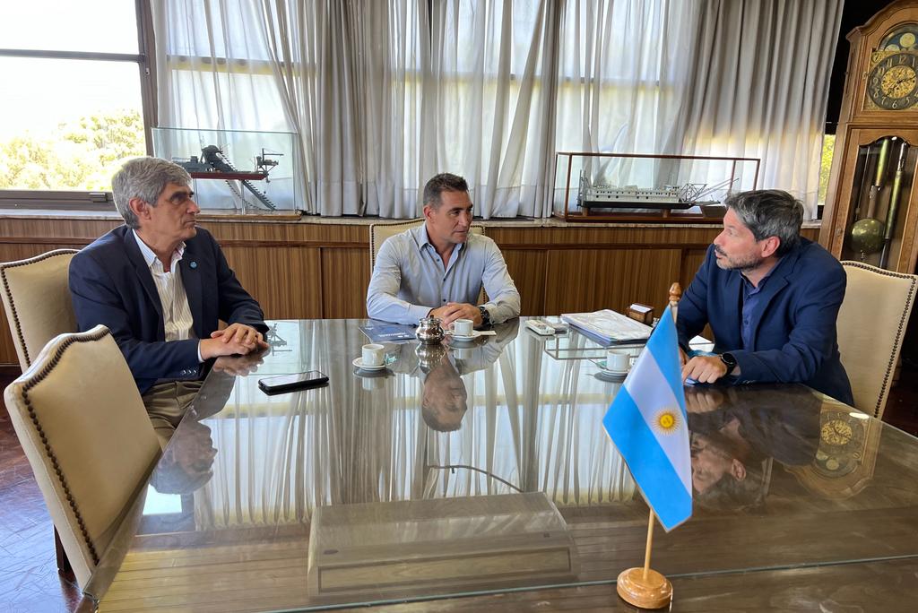 patriciohogan's tweet photo. También nos reunimos con @D_scuccimarra y @AreseCarlos, autoridades del @PuertoStaFe. Juntos conversamos acerca de la realidad de este puerto tan estratégico para nuestro país.
#SPVN #PuertosArgentinos https://t.co/0xunNoCYzl