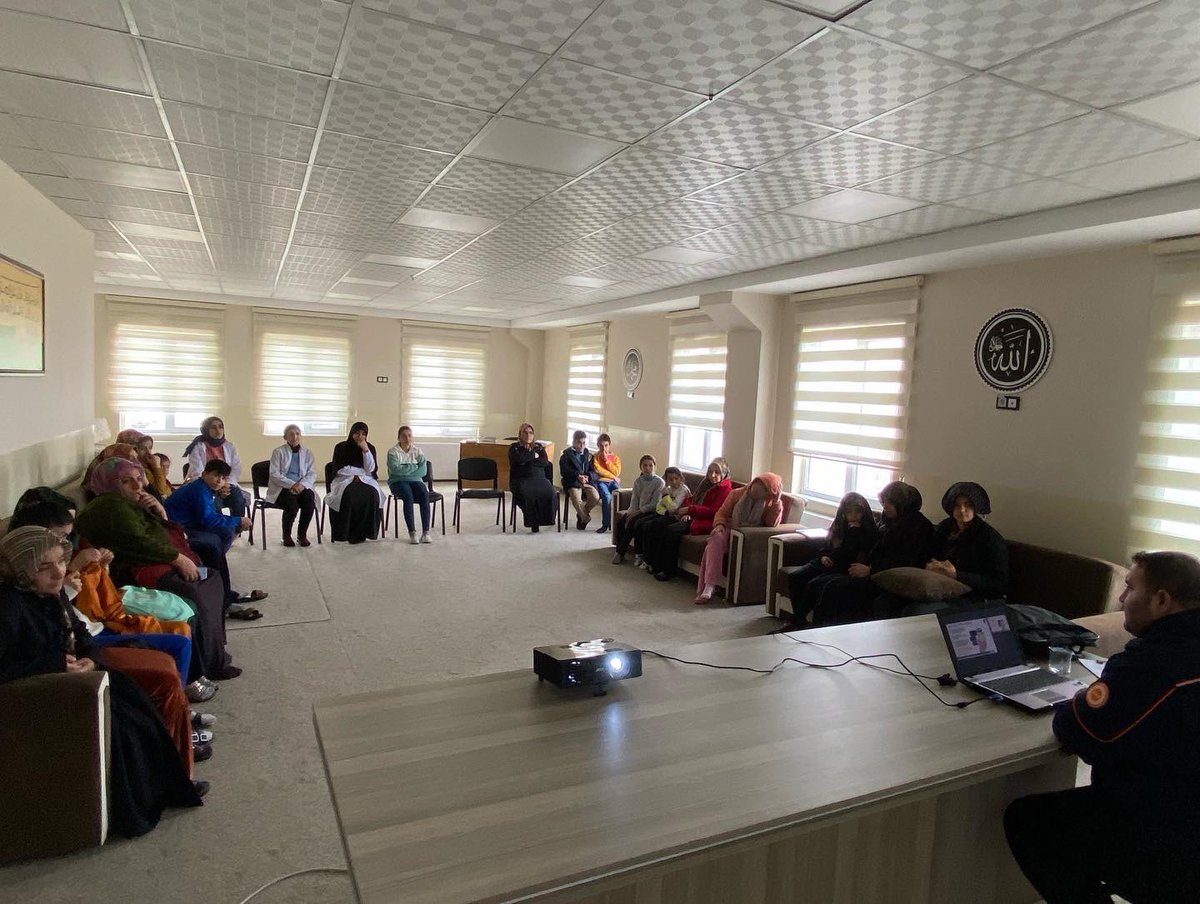 Suphankultur's tweet photo. AFAD tarafınca verilen, Acil durum ve farkındalık eğitimine kursiyerlerimiz ve usta öğrencilerimiz katılım sağladı. https://t.co/tpgIXBFF10