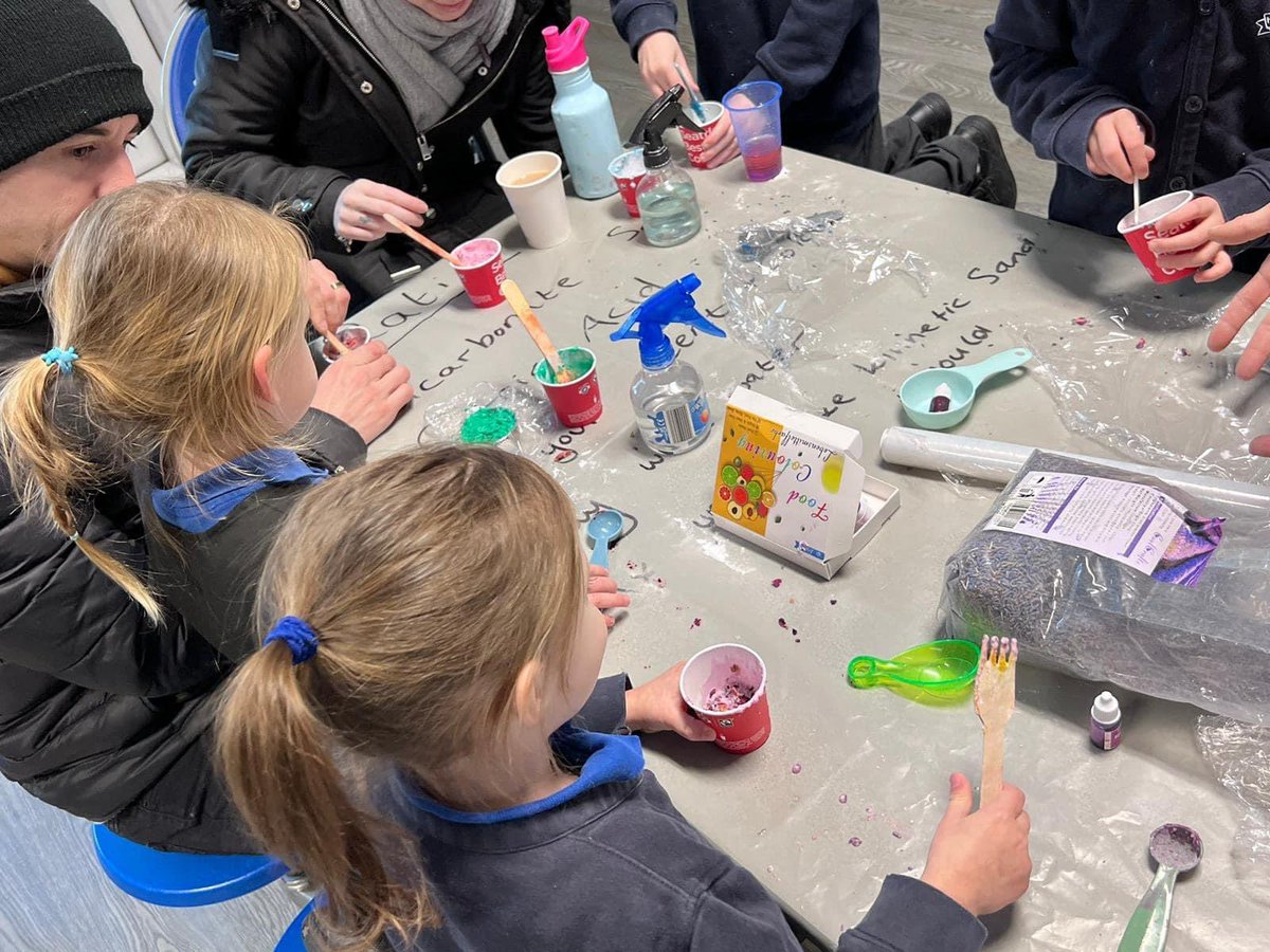 D_Johnson_23's tweet photo. Another busy day at Warwick Academy with the #FamilyLearning Christmas Craft Workshop and the extended services Christmas party! #Festivities #Christmas #Community #ParentalEngagement #WrapAroundCare #ExtendedServices #YourChildOurPriority #TeamWarwick https://t.co/fV2VBc6cHS