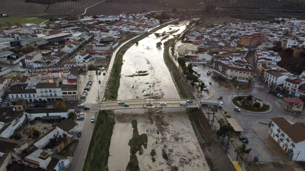 Esto es una alegría, ver el río de mi pueblo así de lleno, me ha llenado de puta alegría, después de tirarse varios inviernos vacío y verlo así este invierno, maravilloso