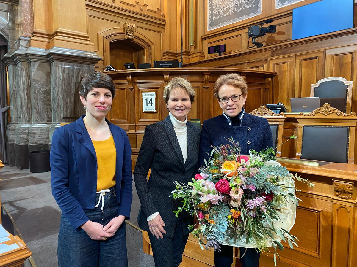 Et la présidence du Conseil des États est toujours composée de trois femmes ! Félicitations à <a href="/EvaHerzog_BS/">Eva Herzog</a> pour son élection en tant que 1ère Vice-présidente ! 💐 <a href="/B_Haeberli/">Brigitte Häberli</a> #LisaMazzone <a href="/MitteFrauenCH/">Die Mitte Frauen Schweiz</a> @FemmesSPFrauen <a href="/SPBaselStadt/">SP Basel-Stadt</a> <a href="/LesVertsSuisses/">Les VERT·E·S suisses</a>