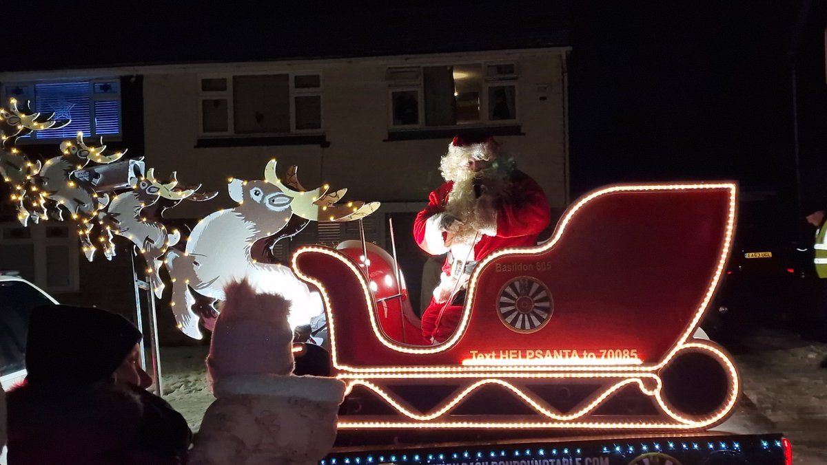 utdforcharity's tweet image. @rtb805 @BasildonSanta doing what they do best and raising money for amazing charities even when the weather is against them good show again all. If you can text HelpSanta to 70085