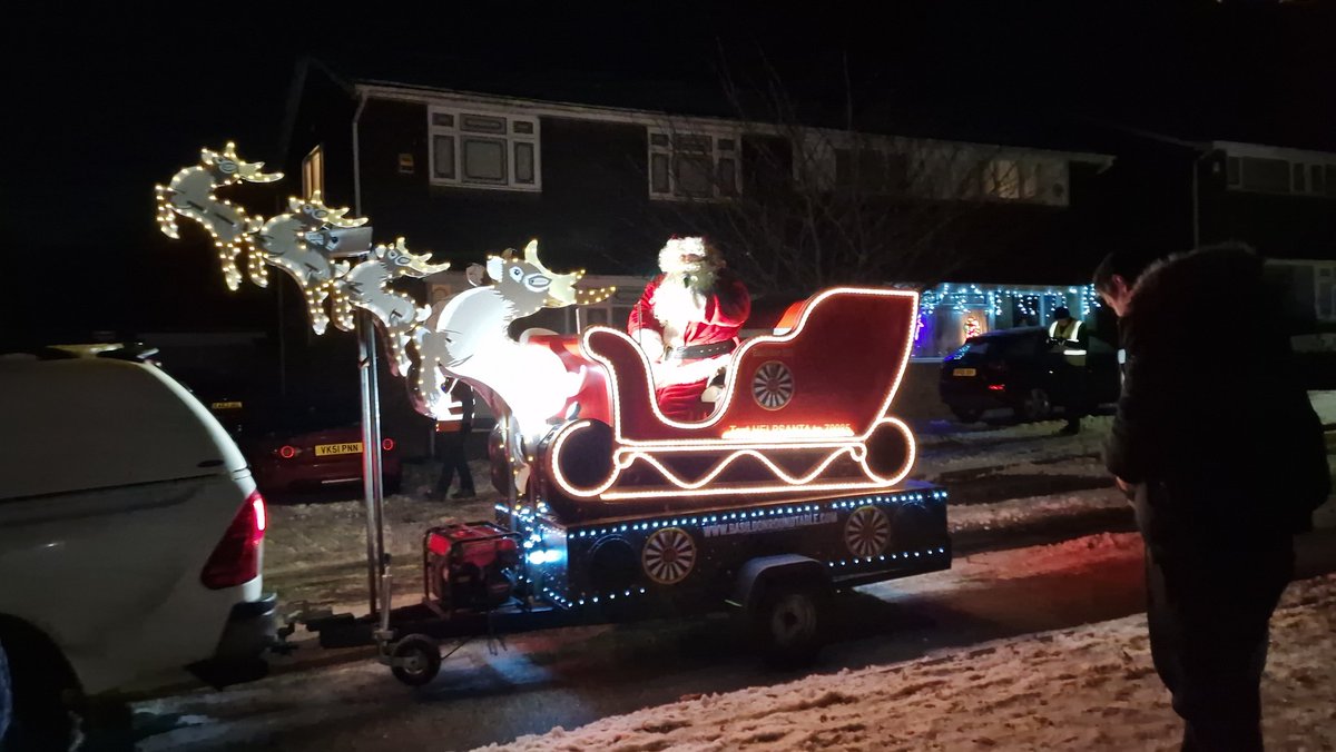 utdforcharity's tweet image. @rtb805 @BasildonSanta doing what they do best and raising money for amazing charities even when the weather is against them good show again all. If you can text HelpSanta to 70085