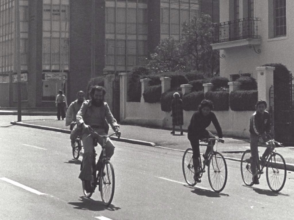 jaimeortiz2006's tweet photo. @AndresVergaraB @IDRD @CicloviasCRA @dhidalgo65 @EnriquePenalosa @MesaBiciBog Primera Ciclovia de Bogotá, Diciembre 15 de 1974 https://t.co/0Cnnt8WUkJ