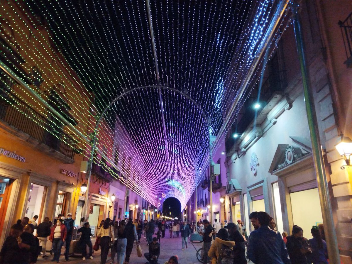 El día de ayer fue el encendido de luces en el Centro de Querétaro. ¡Ya se siente la navidad! 🎄✨