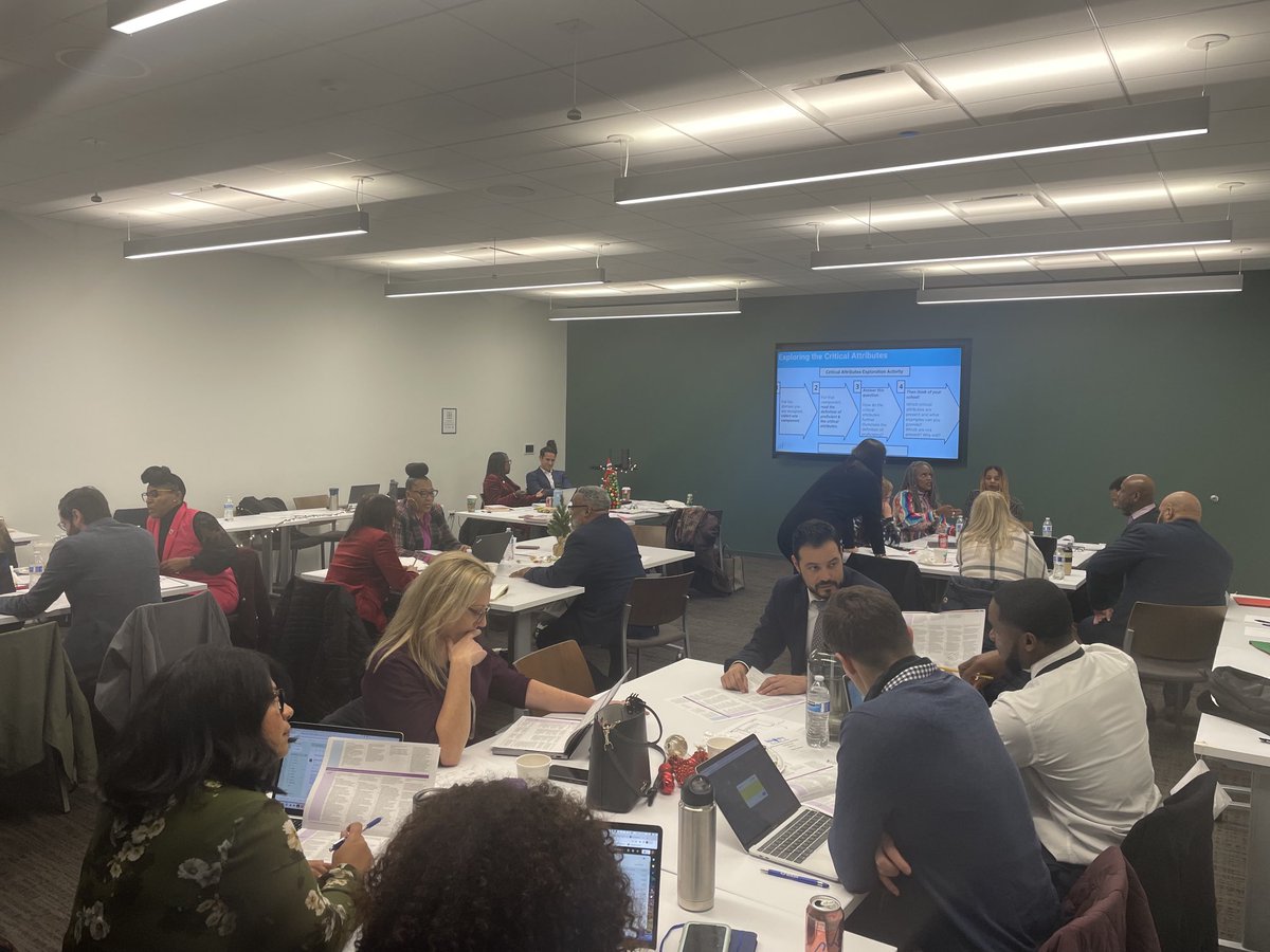 CpsLeaders's tweet photo. Network 16 reviewing and processing the Critical Attributes for the new School Leader Competencies #thebestleadwithcps #network16 #chipubschools https://t.co/fqyfrLEwTZ