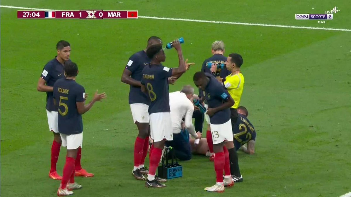 BigMorito's tweet photo. Ref drinking water with his teammates https://t.co/XlDiZabadH