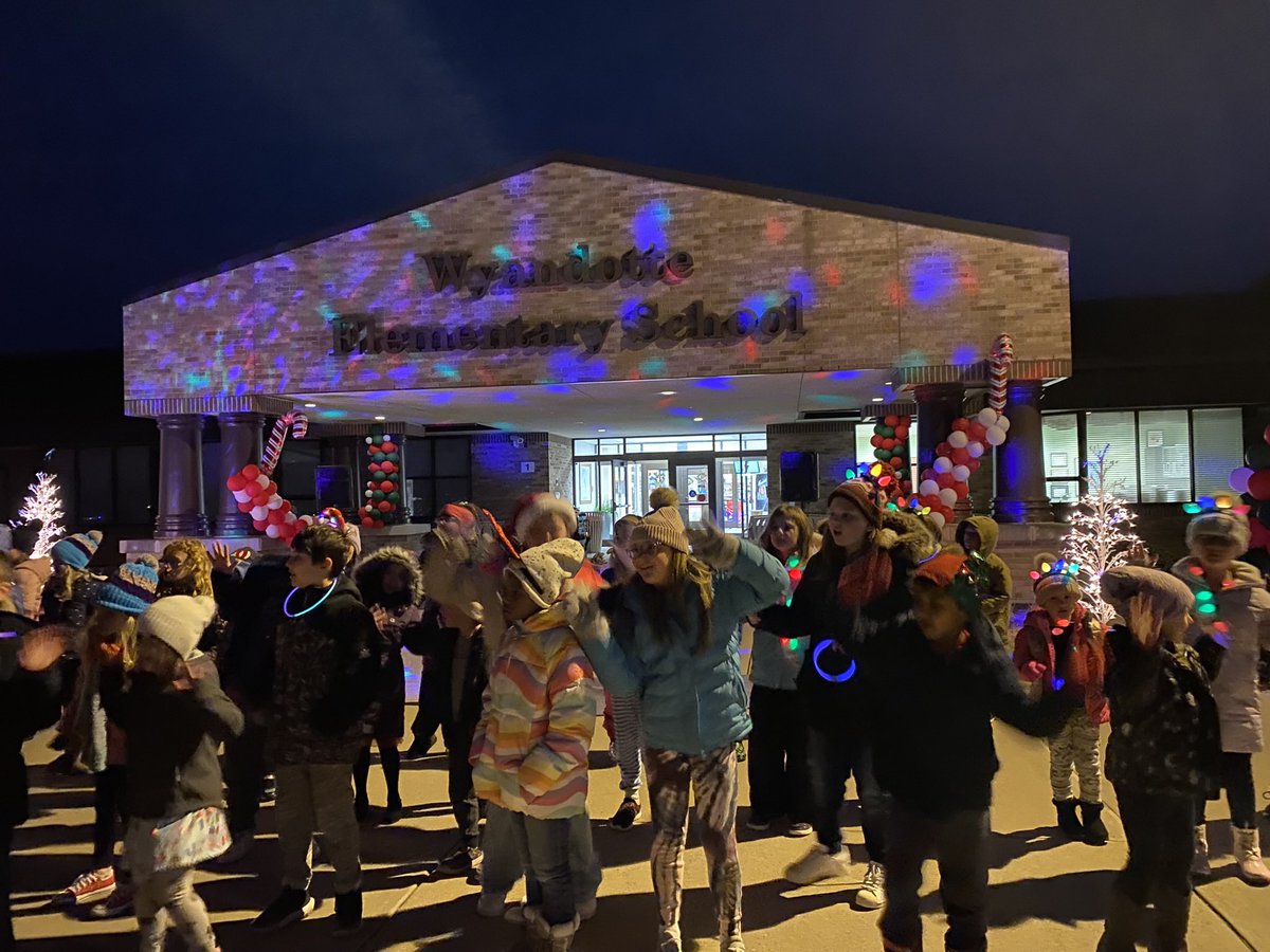 WYEPrincipal's tweet photo. We had a fun outdoor 🎄🎶🎅🏻 sing-long last night! Thank you to all that attended! Happy holiday! @14cfraley @TSCSuper https://t.co/w7udOSrKw1