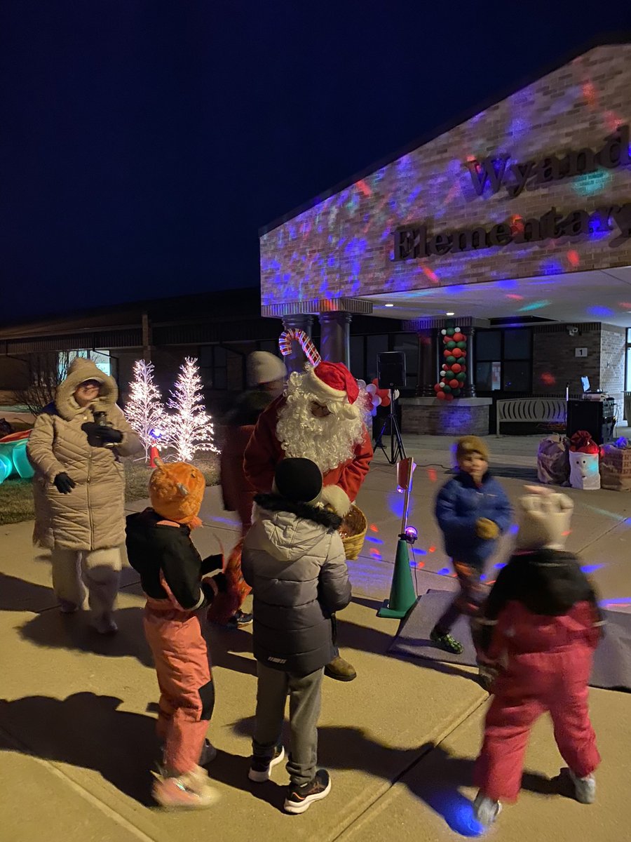 WYEPrincipal's tweet photo. We had a fun outdoor 🎄🎶🎅🏻 sing-long last night! Thank you to all that attended! Happy holiday! @14cfraley @TSCSuper https://t.co/w7udOSrKw1