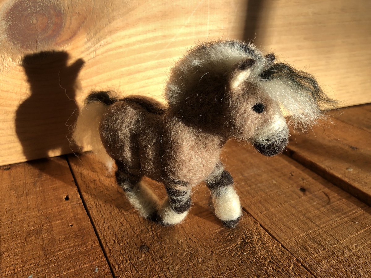 LaureltheRadish's tweet photo. All the AI art shit has me leaning hard into traditional media… so I needle felted a Norwegian Fjord horse. The art world still feels grim but now I have a small horse to keep me company. https://t.co/bTLifvIAP4
