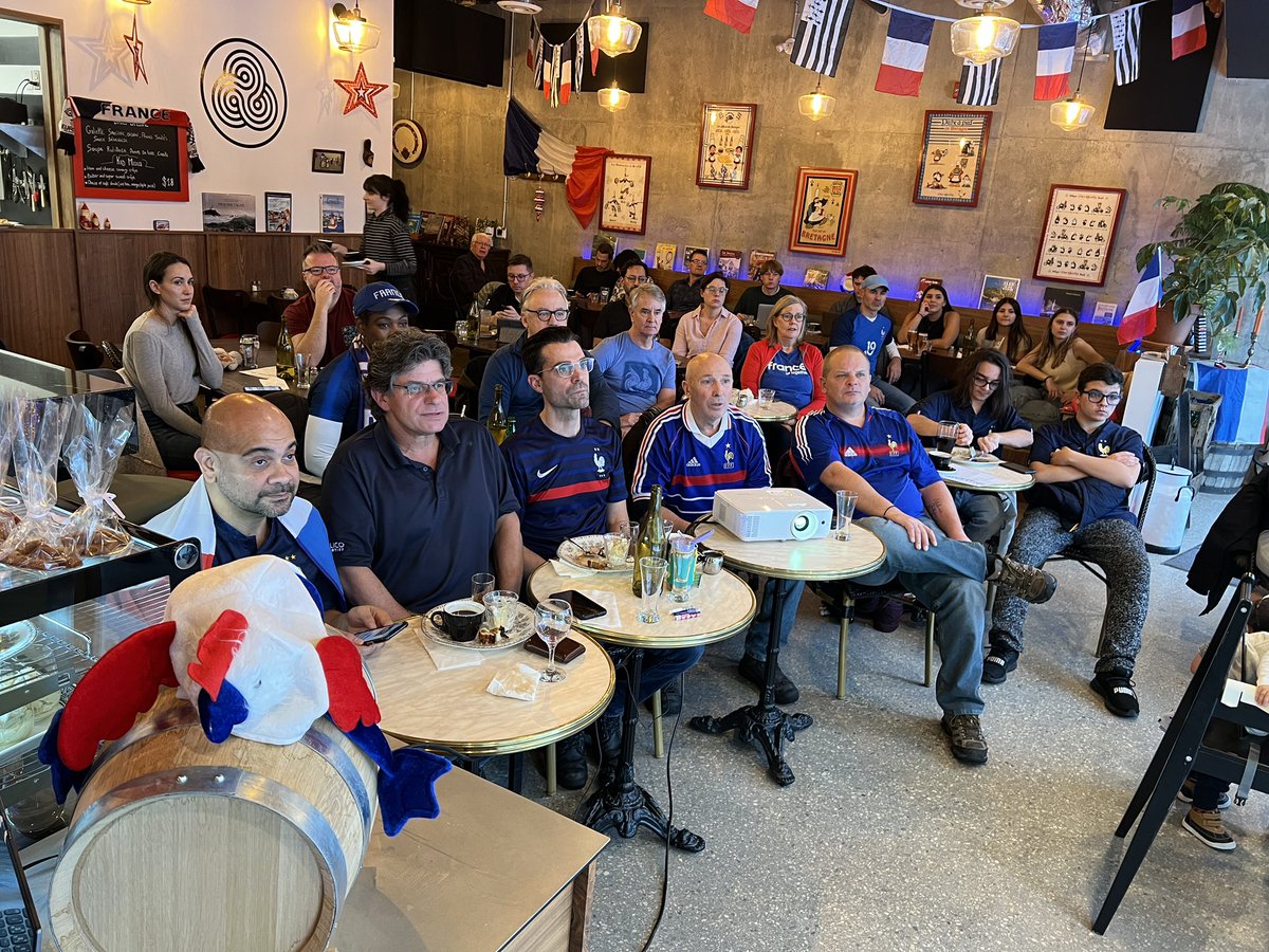 Une quarantaine de partisans de la France vivent de fortes émotions à la crêperie Ker Breihz de Winnipeg. #icimb