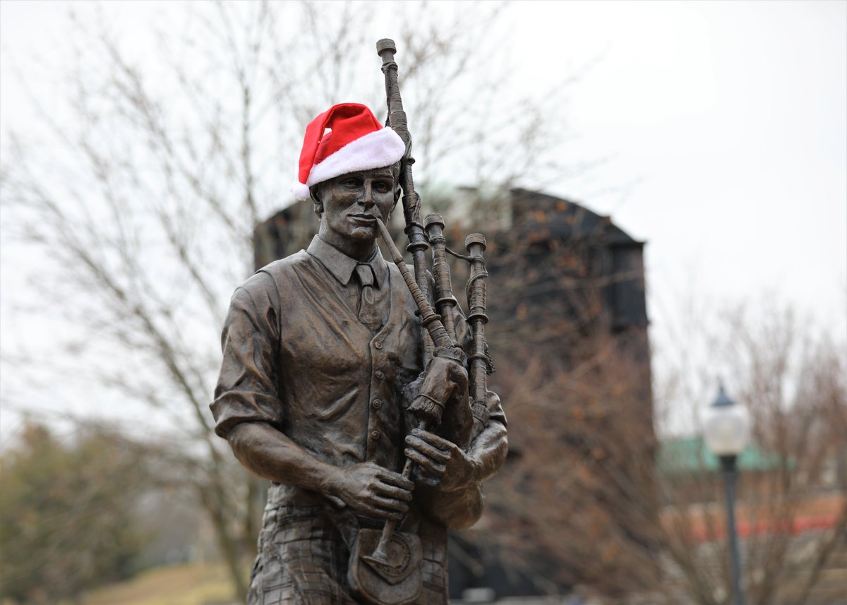 MonmouthCollege's tweet photo. Just like that, the fall semester has come to a close. Scots, we are so incredibly proud of all you've accomplished over the course of the semester. Have a safe, relaxing and fun-filled winter break. You deserve it! ❄️🎄❤️ #ItsGreatToBeAScot #RollScots #TimeForBreak https://t.co/7vKMfnH7jZ
