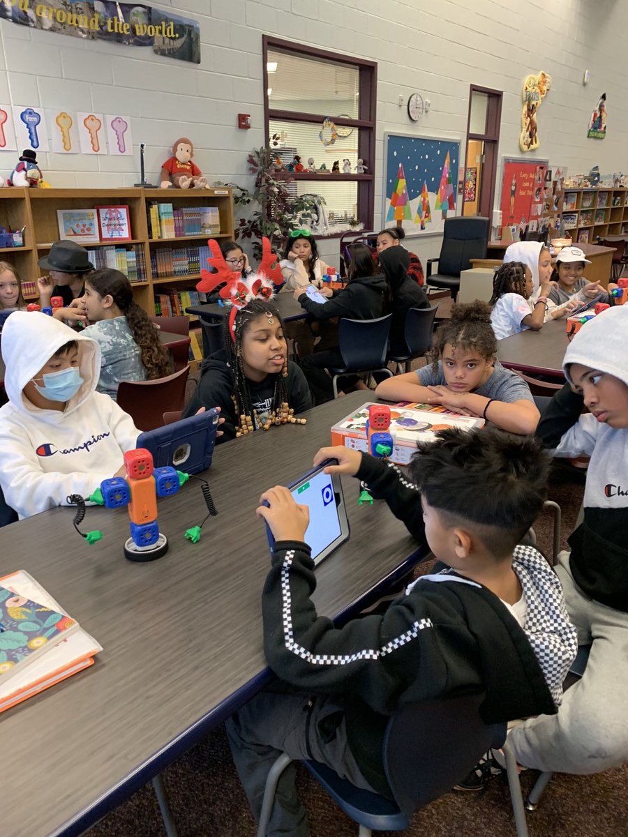 themeekmoose's tweet image. Today with @RoboWunderkind @EllisSoars 3rd through 5th grades worked on doing the Hokey Pokey. Used all three coding platforms to create our whirling dervish of Christmas.