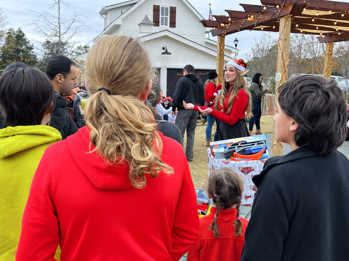 JosephHill3794's tweet photo. My photos of Santa's🎅🏻 visit at Red's Corner

@homeofusagolf 
#SantaClaus🎅🏻 
#SantaVisit🎅🏻
#Christmas🎄  
#MerryChristmas🎄
#RedsCorner 
#SouthernPinesNC 
#December https://t.co/OOpuyybvhx