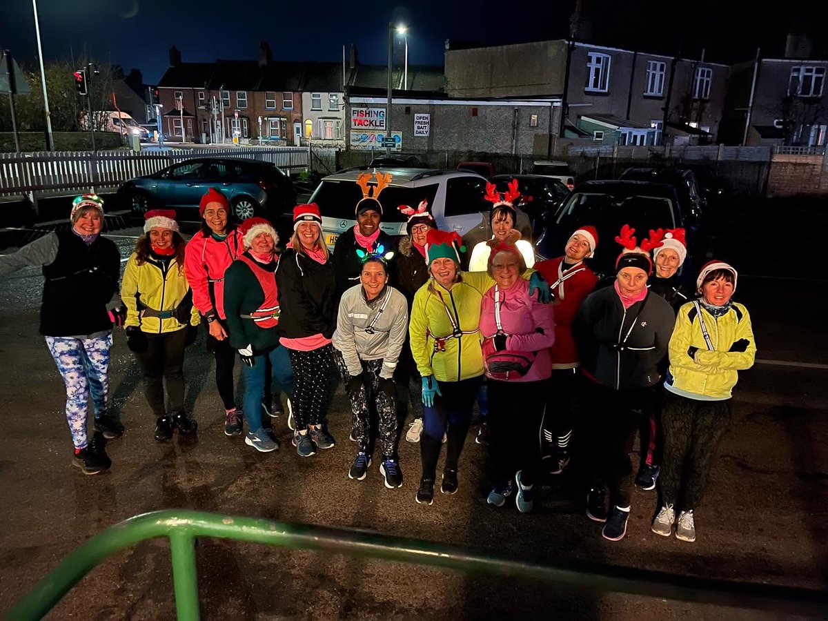 A final festive themed session of the year, jingling all the way, and finishing with traditional Buck’s Fizz and mince pies in the car park - all the glamour of being a runner! Well done everyone 👏🏻 @RunTogether_