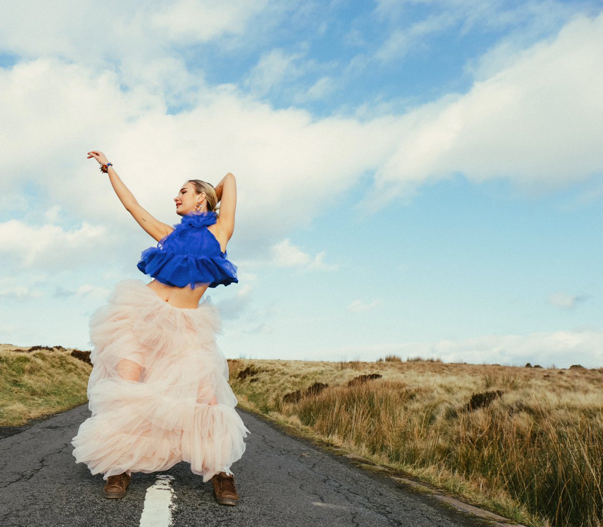 Remembering this freezzzinnnng shoot up in those breezy Manchester hills just made me happy, what a timeeeeee. Another thank you to those boos supporting ‘Flower Princess’ you’re cute, GO LISTEN IF YOU HAVEN’T YET and watch my MUSIC VIDEO link in bio LOVE U 🏔🏔🏔🏔🌼🎧
