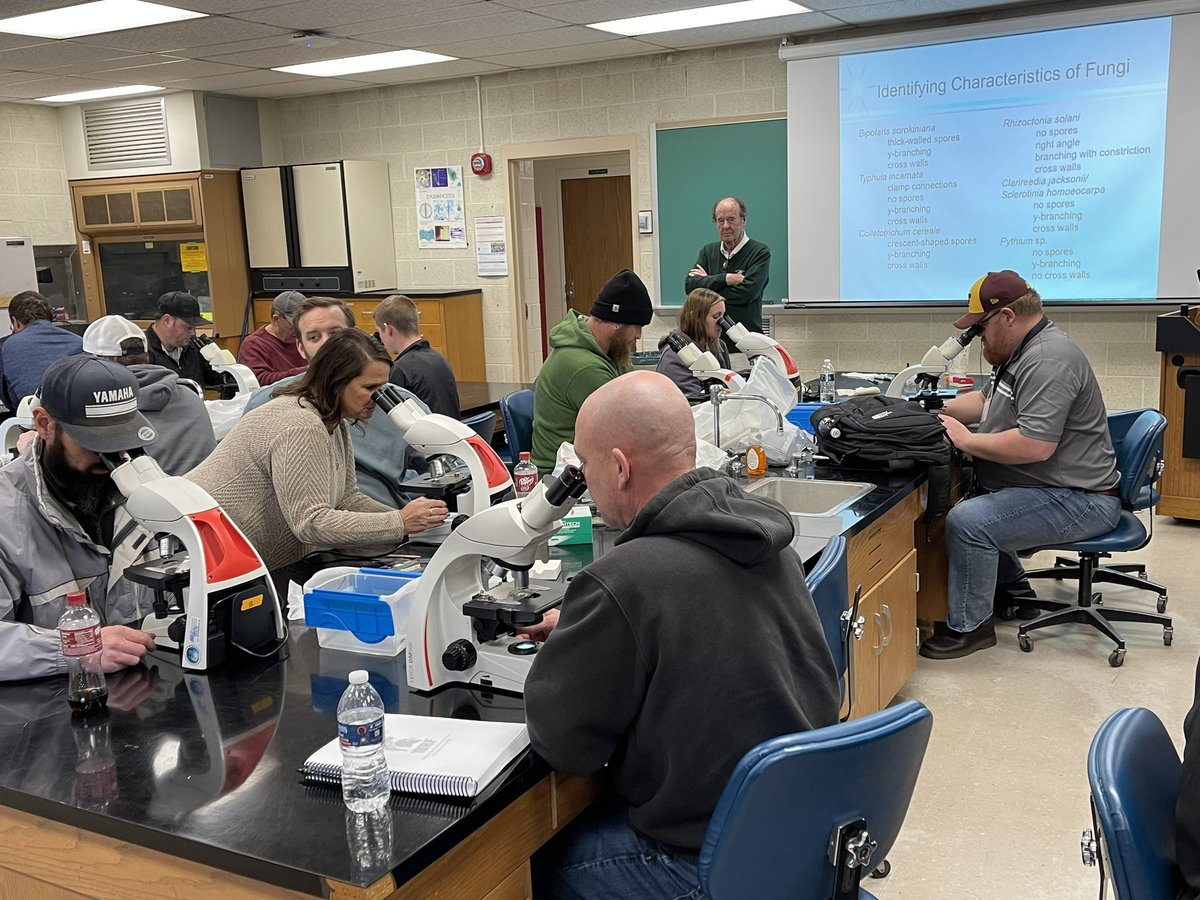 MSUTurf's tweet image. Busy afternoon of ID labs for Turf School. Thanks @MSUturfdoc @weedsciencenerd @Nancy_D123  @JMVargasJr &amp;amp; John Stone for teaching this afternoon!