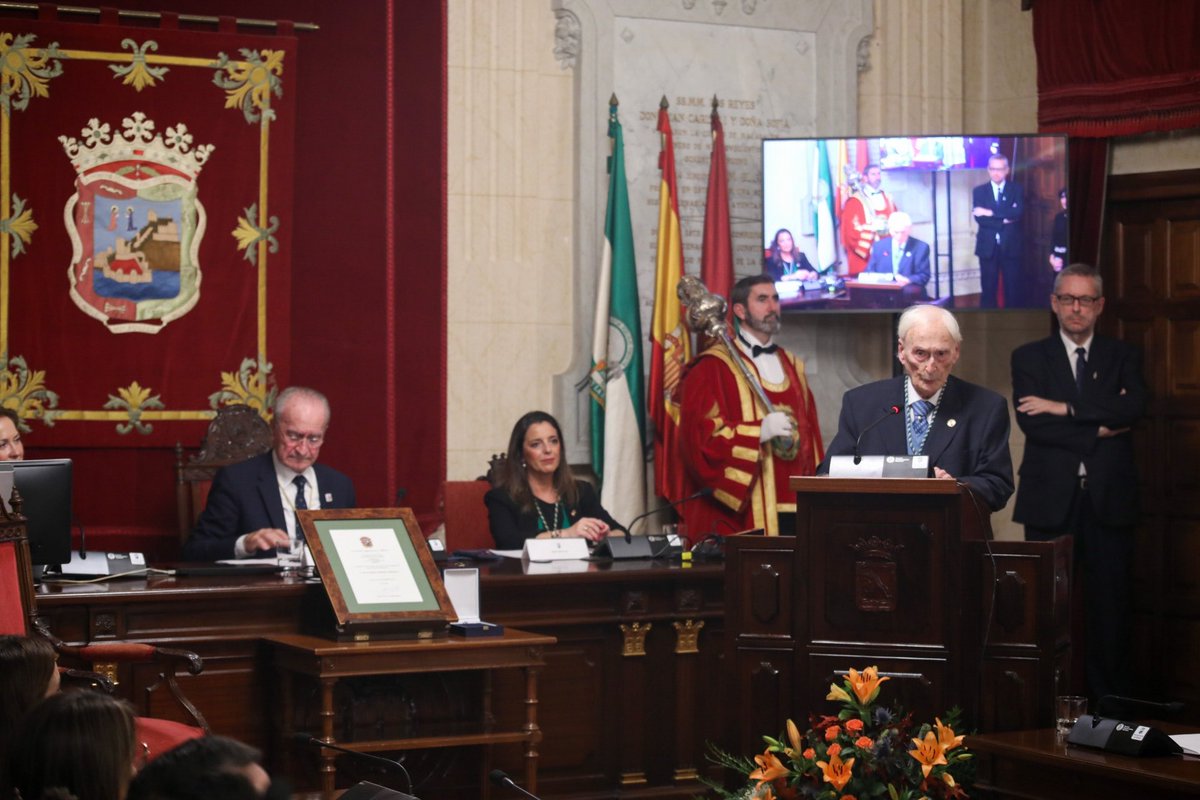 El Ayuntamiento entrega la Medalla de la Ciudad a Guillermo Jiménez Smerdou. El acto se ha celebrado esta tarde en el Salón de Plenos del Consistorio con la participación del alcalde, <a href="/pacodelatorrep/">Paco de la Torre</a>, y los portavoces de los grupos políticos municipales bit.ly/3PuHMFb