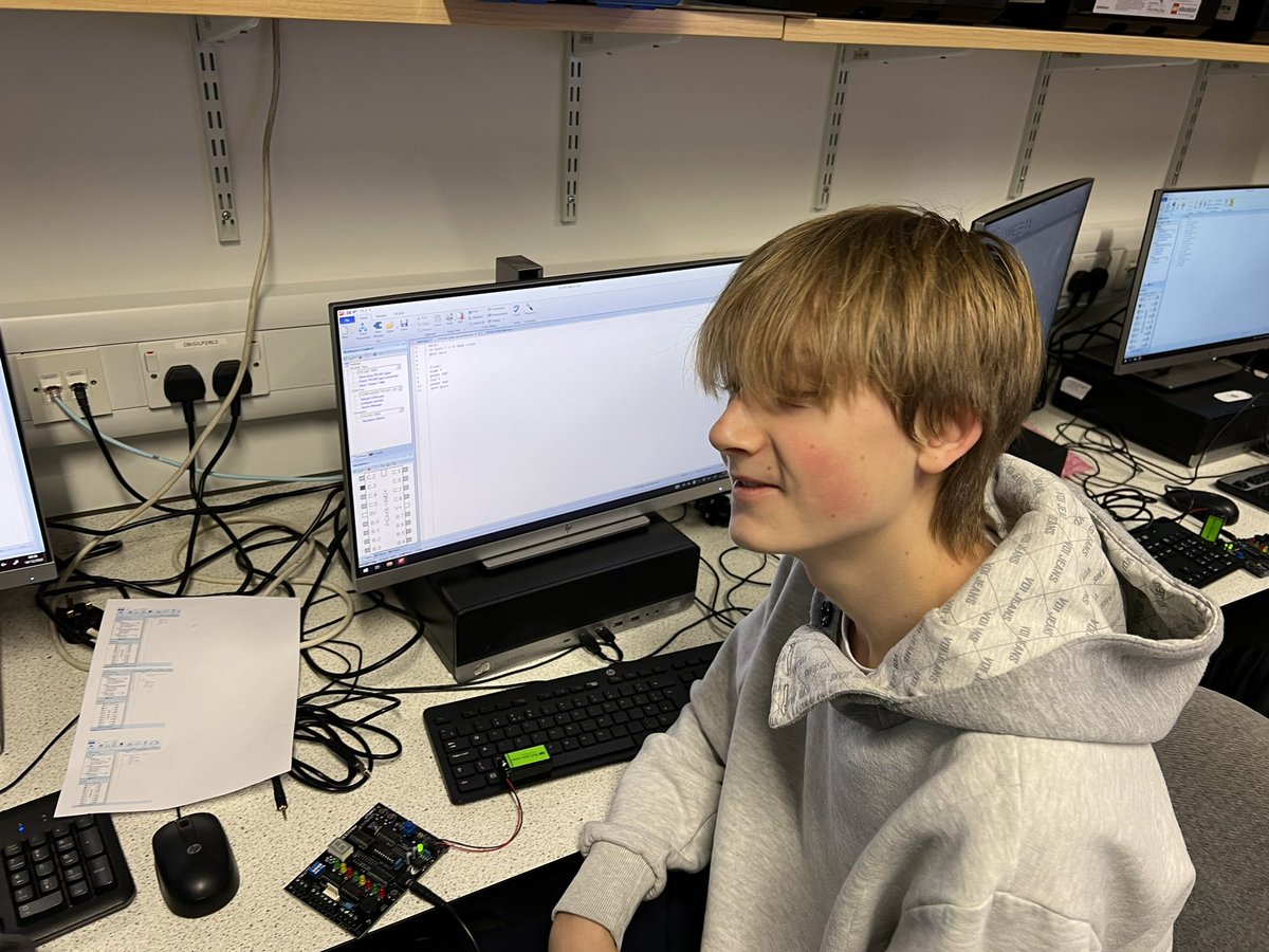 FATech_Ed's tweet image. N5 Engineering Science starting Pbasic scripting using the picaxe editor to control the T4 training board with its 18M2 microcontroller to accomplish a few festive tasks. #PBasic_Not_JustForThe_80s #FORengineering